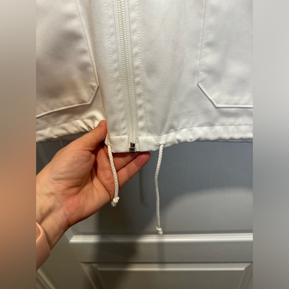 105-Vintage white lightweight zip up vest with hood - Picture 4 of 7